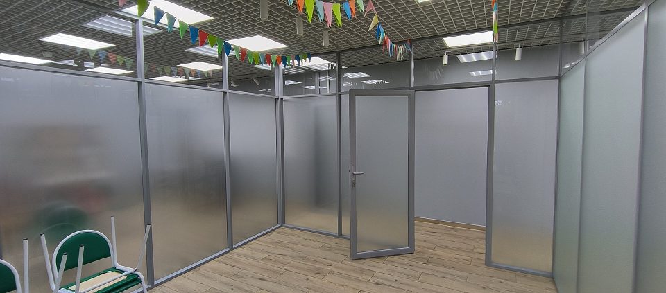 Приватная зона в офисе с матовой пленкой AD220