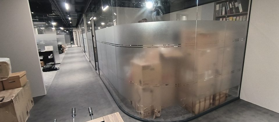 Зонирование офиса матовыми полосами на стекле